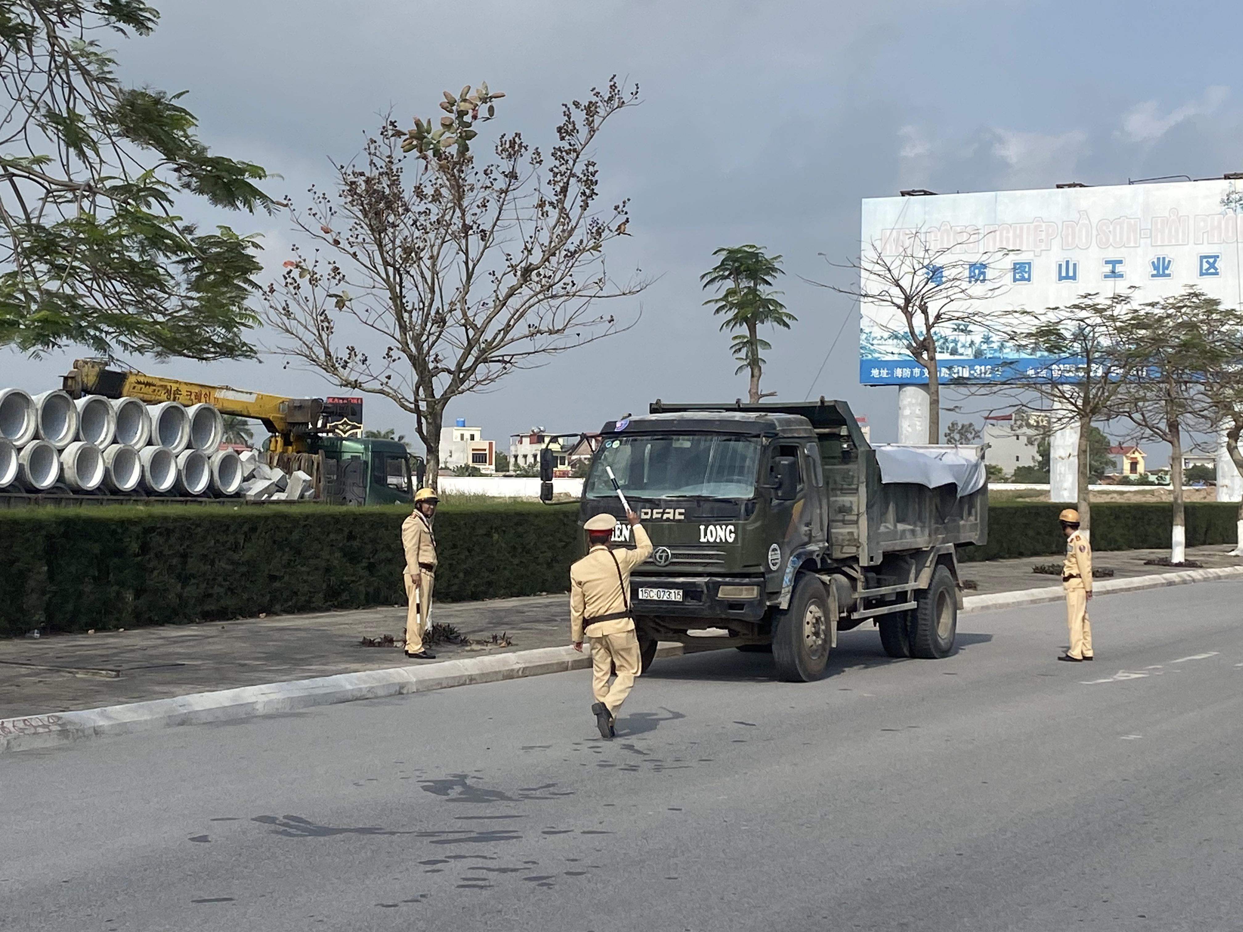 Phạt 28 trường hợp chở vật liệu xây dựng vi phạm trật tự an toàn giao thông